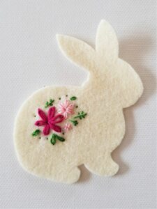 Free felt bunny pattern for handsewing this Easter's decorations